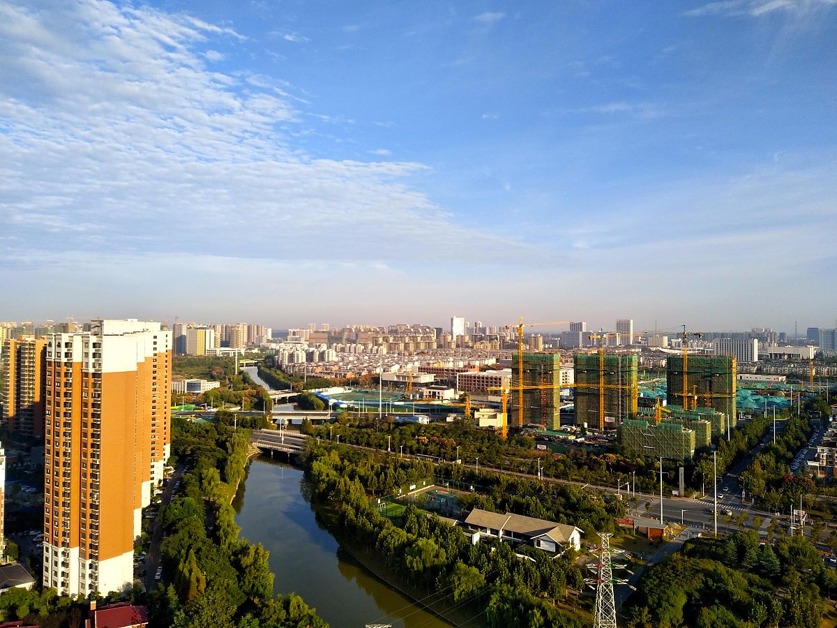 2020年10月5日,江苏宿迁,初秋时节蓝天白云,市区九鼎公园层林尽染,呈