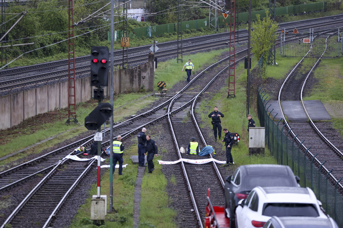 日本多条铁路线路停运，交通出行受到严重影响