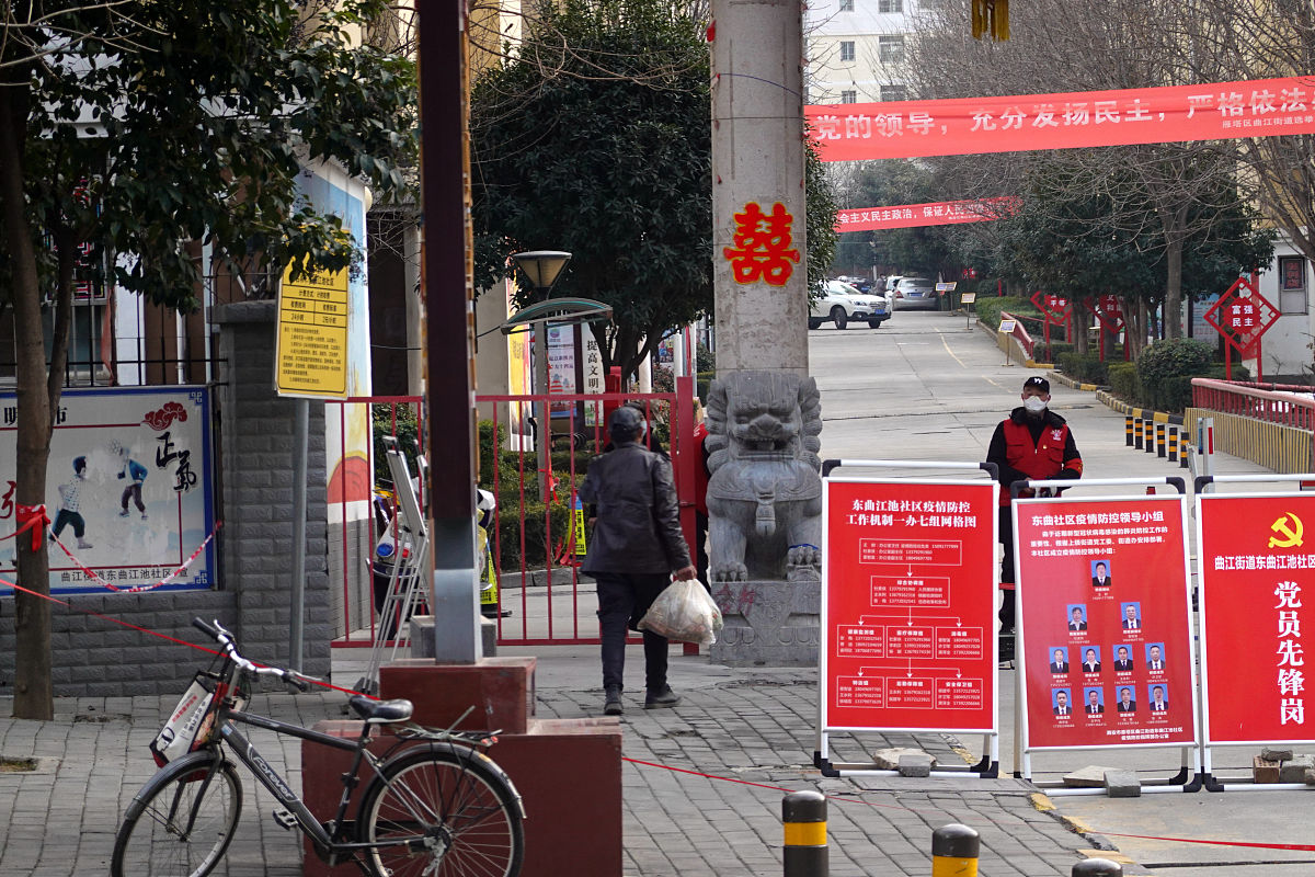 2022年1月15日,西安市雁塔区曲江一小区市民采购后返回小区.