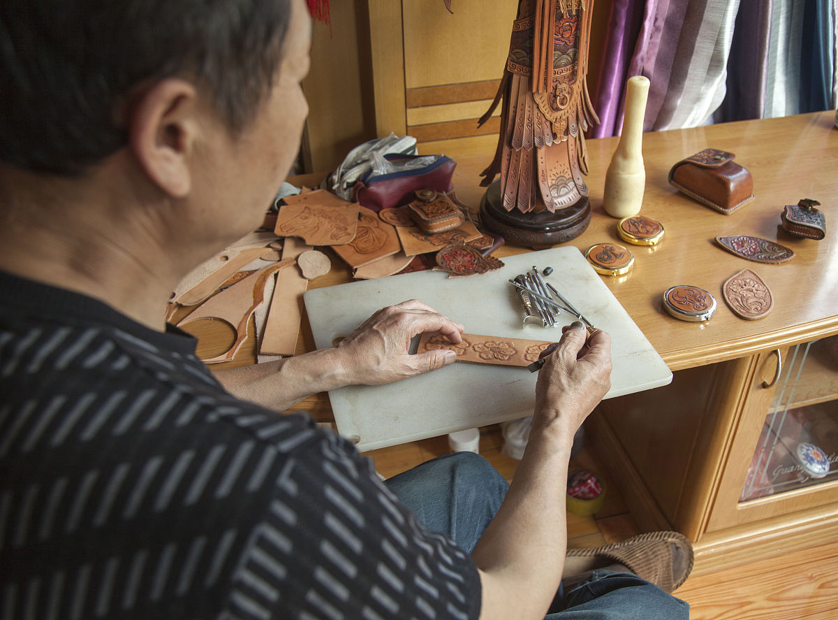 皮革工艺学习指南：课程内容、创新方向与发展趋势