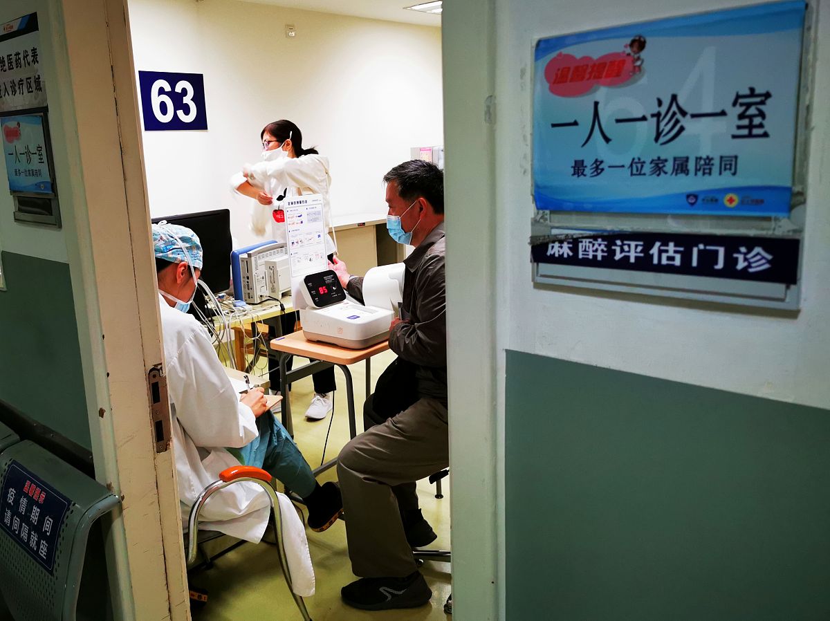 上海六院回应窗口人员服务态度问题，承诺严肃调查并加强监管