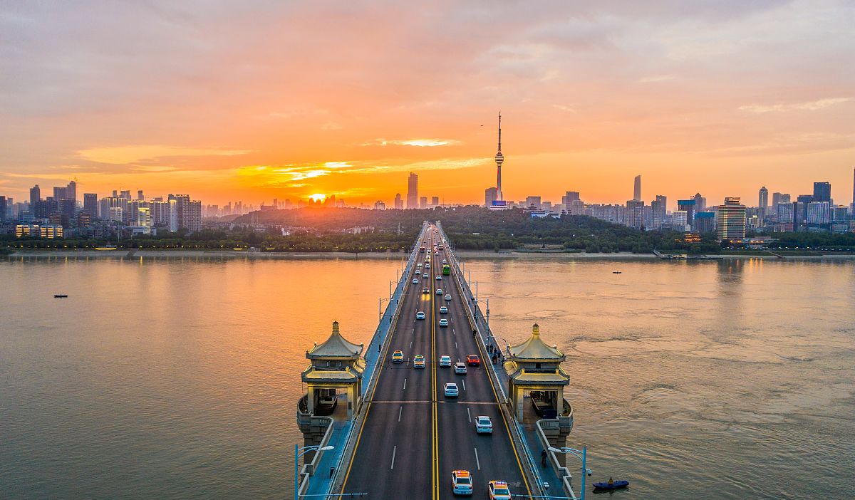 2020年5月21日傍晚,武汉晚霞染红天际,长江大桥在绚丽霞光中景美如画.