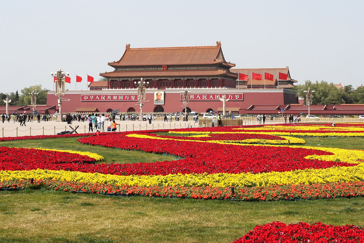 2021年4月20日,北京,天安门广场东西两侧绿地开始布置造型花坛,迎接即