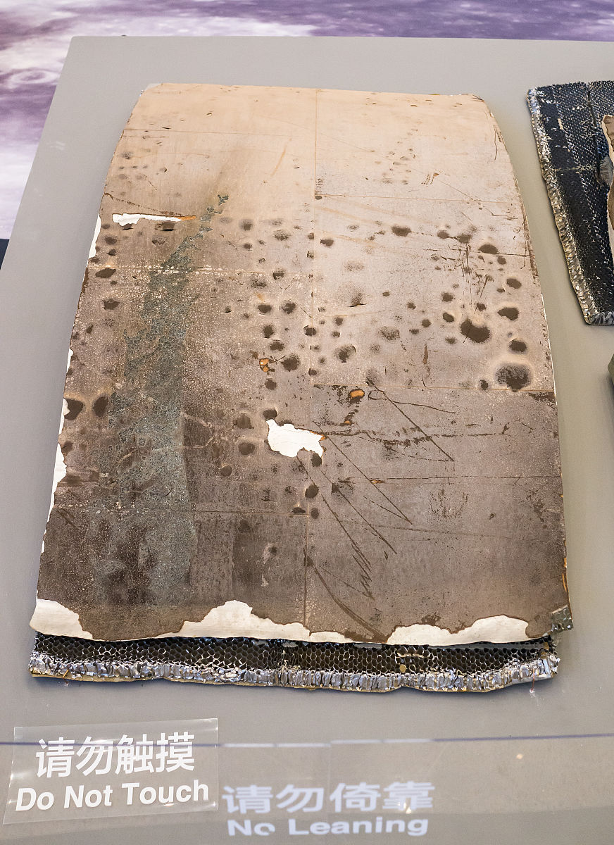 全校征集学生用水墨实验的方式在涤纶片上表现钱江潮用水印丝网的方式进行印制