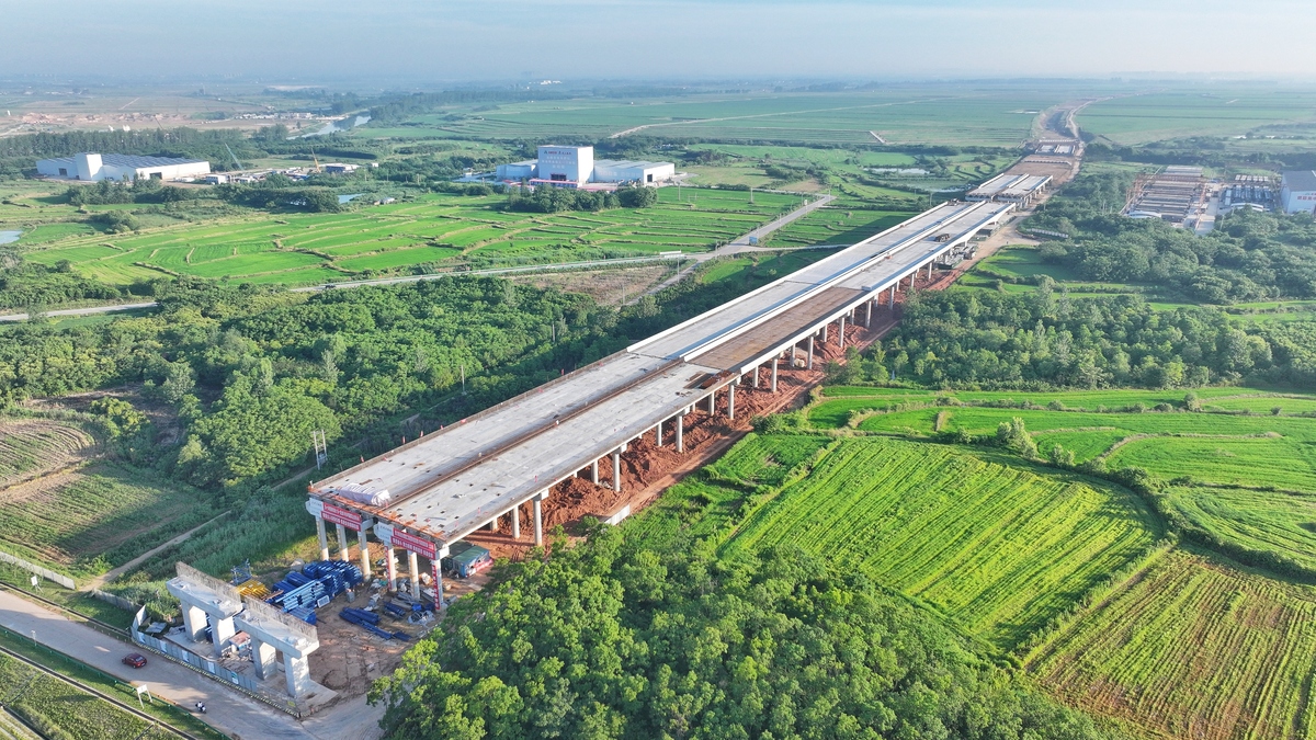 摘 要	I导言	11 国内高速铁路行业的历史发展历程	12 高速铁路发展和城市当地经济发展的内在关联	221 拉动作用	222 交通区位的改善	223 产业聚集与扩散	224 促进分工	325 制约作用	33 高速铁路发展过程中存在的问题	331 盲目建设或者规划高速铁路新城	432 高速铁路的虹吸效应	433 高速铁路的过道效应	44 进一步加强国内高速铁路发展的建议	441 做好高速铁路