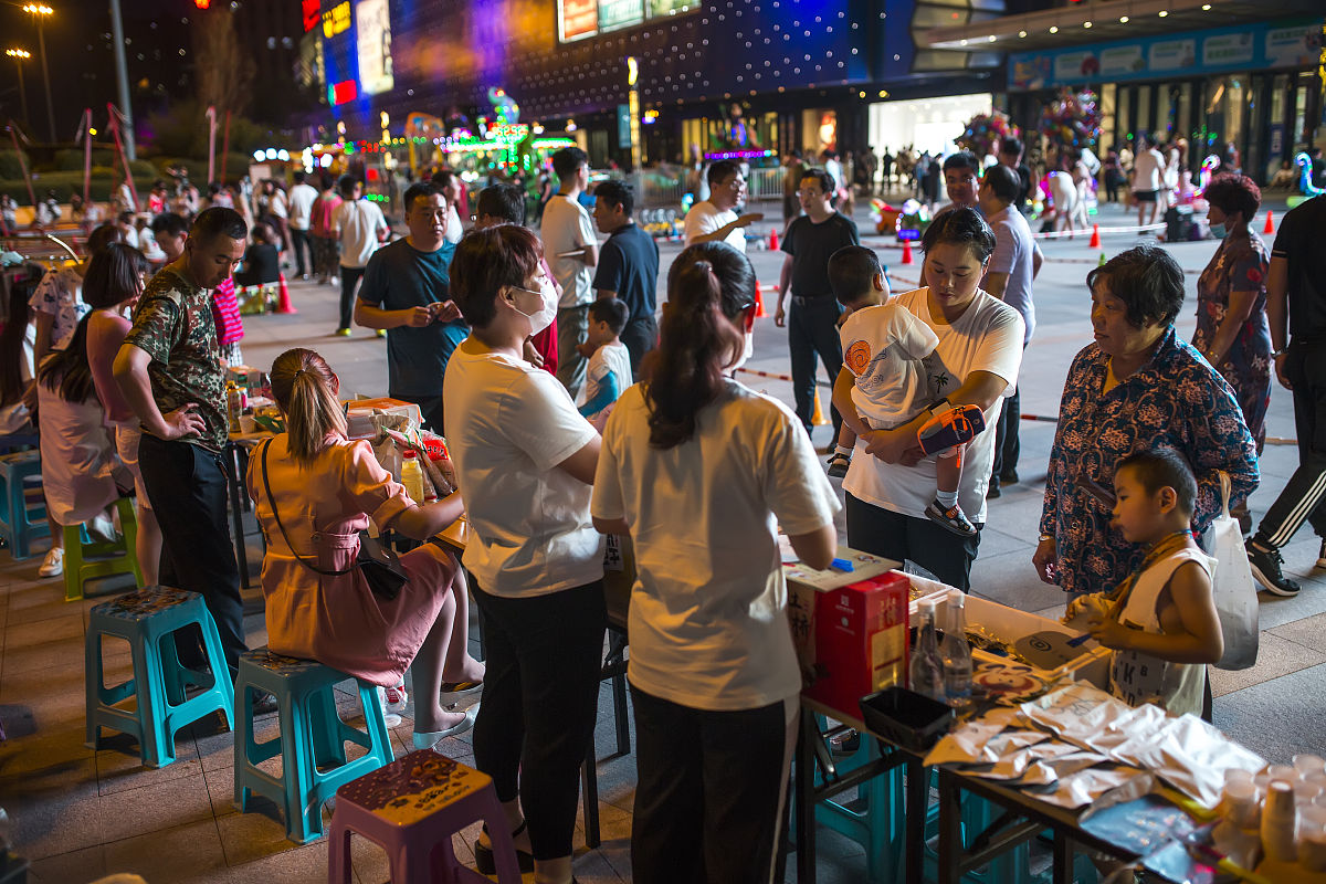 体验服务层面：夜市可以提供更多的社交活动如主题派对、游戏互动等以吸引青年顾客与朋友一起去夜市消费。消费体验：夜市可以不断更新和改进其提供的特色小吃、手工艺品等以满足青年顾客对新奇体验的需求。 - 休闲娱乐：夜市可以增加更多的娱乐设施如演出、表演等以吸引青年顾客在夜市中享受娱乐活动。2 抑制因素的解决策略： - 经济压力：夜市可以提供更多的价格适中的美食和商品同时推出一些优惠活动吸引青年顾客