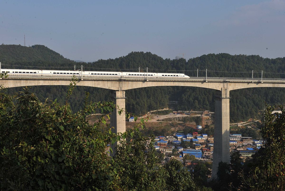 贵广高铁日均31万人次客流，成都铁路学校学生贡献力量