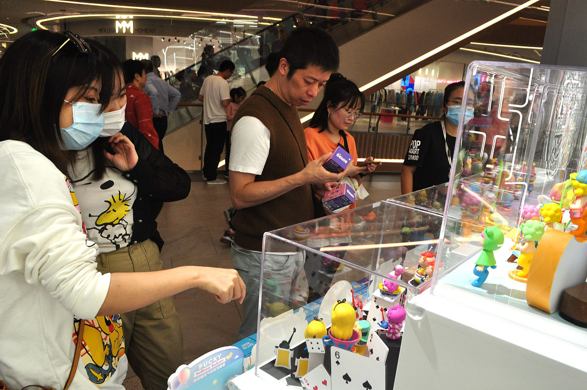 2020年10月7日,上海,消费者在泡泡玛特天猫线下店挑选潮玩盲盒玩偶.