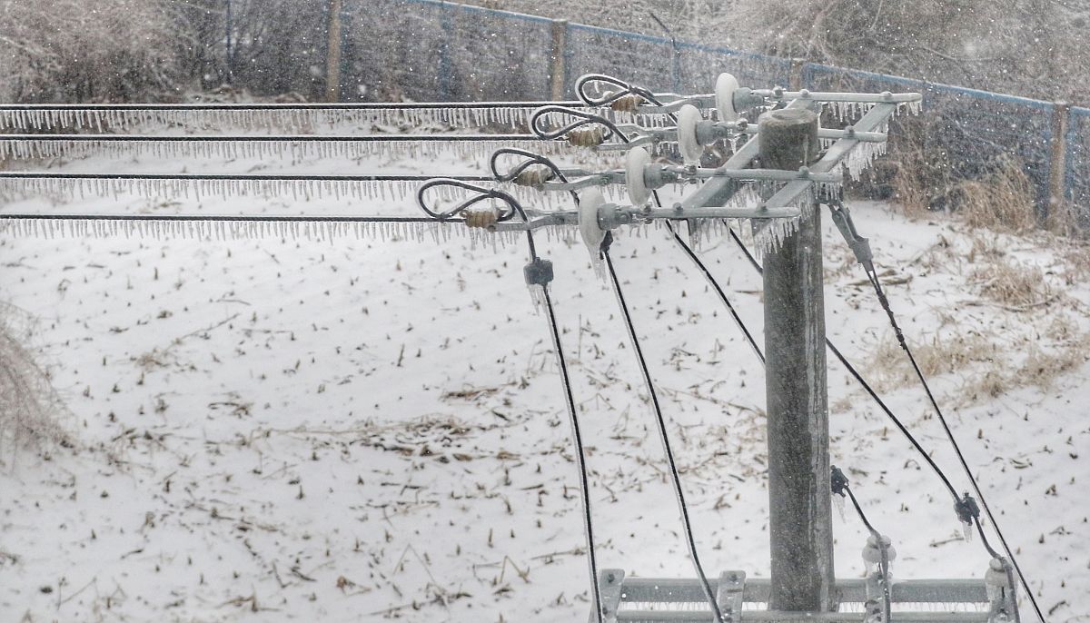 请对论文农村冬季电力线路维护存在的问题及对策分析的章节3 农村冬季电力线路维护存在的问题 32 雪灾和冰冻天气对线路的影响内容进行写作最好有数据和图、表保证内容和理性不要乱写：