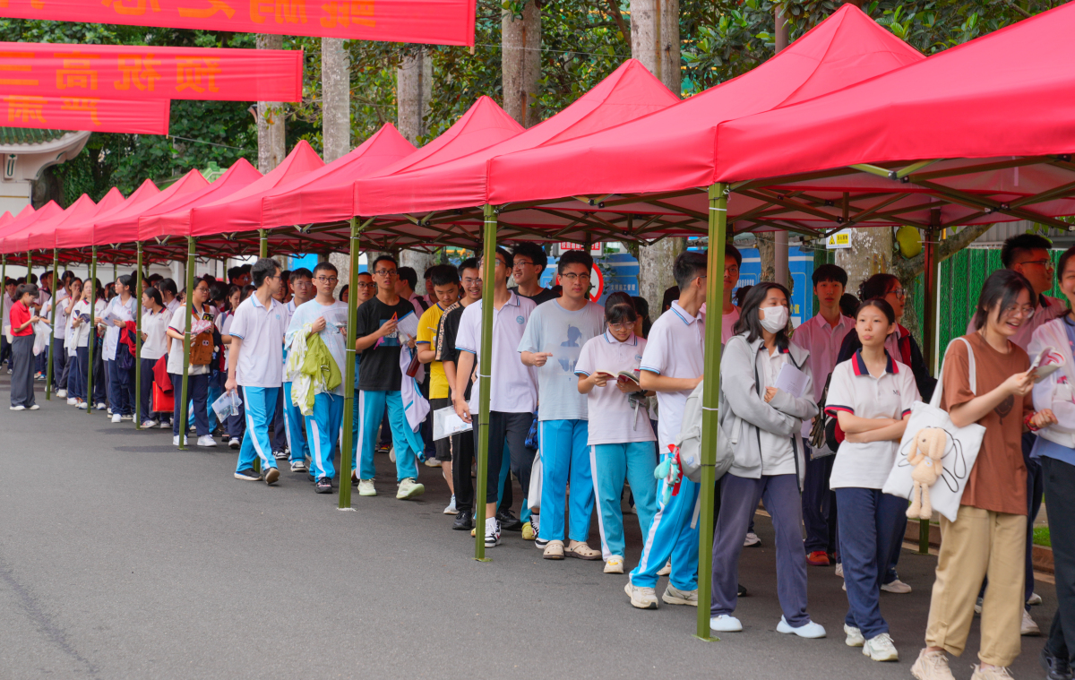 河源市河源中学是一所由河源市教育局主管的公办全日制普通高级中学