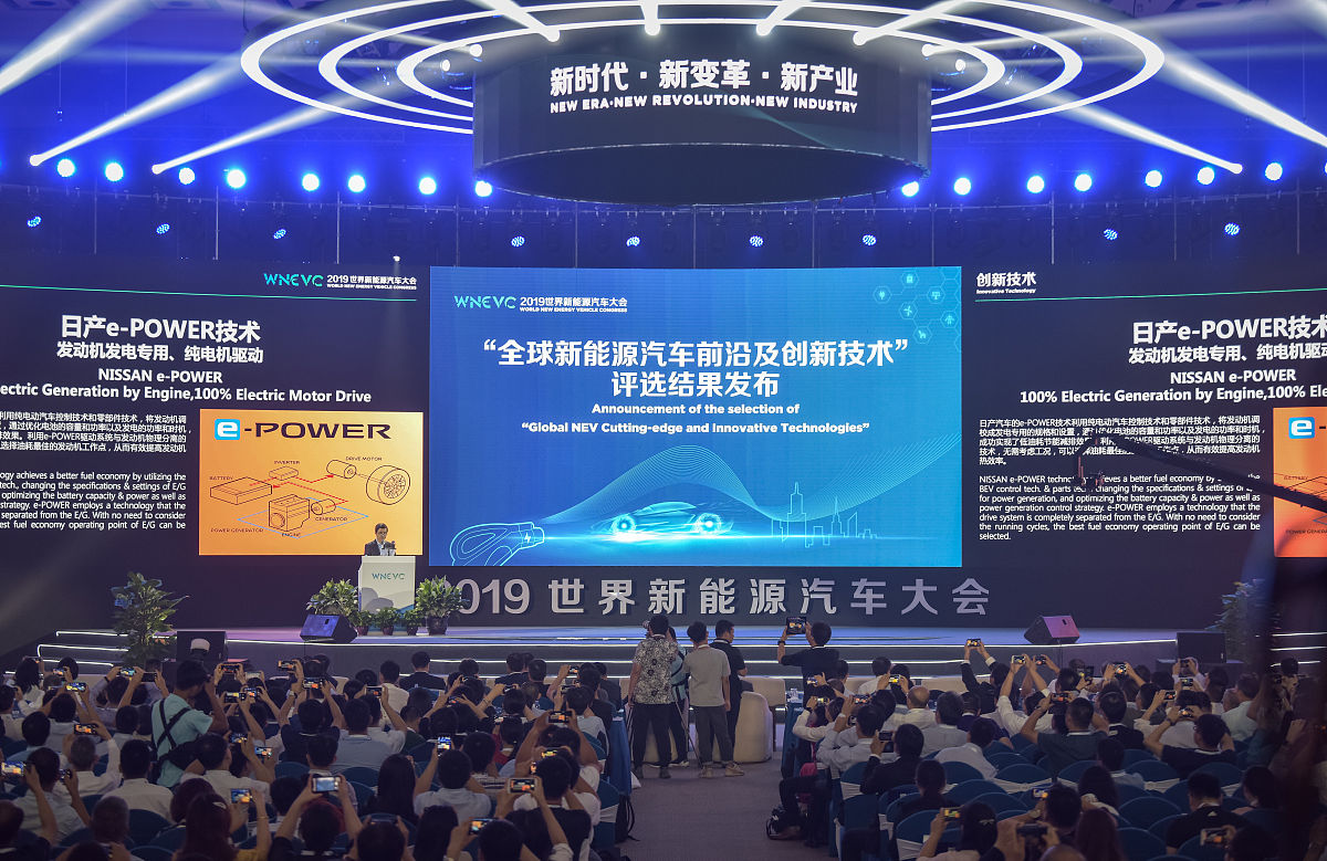 写一份字数2000字左右的在公司战略签署协议仪式上的领导发言稿合作方向包括： 数字孪生技术、无人驾驶技术、储能技术在机场领域的应用