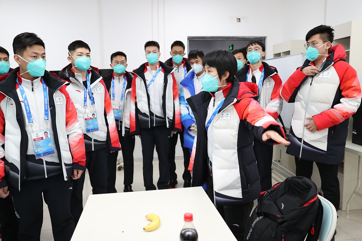 我觉得你的第2切入点岗课赛证人才培养模式的创新与应用挺好的请在企业合作的应用场景和适用范围下结合你拟定的岗课赛证人才培养模式下的职业技能培训与实践教学研究这个标题请你帮我找一个最合适高职体育的切入点并拟定一个能体现岗课赛证特点且引人注意的标题