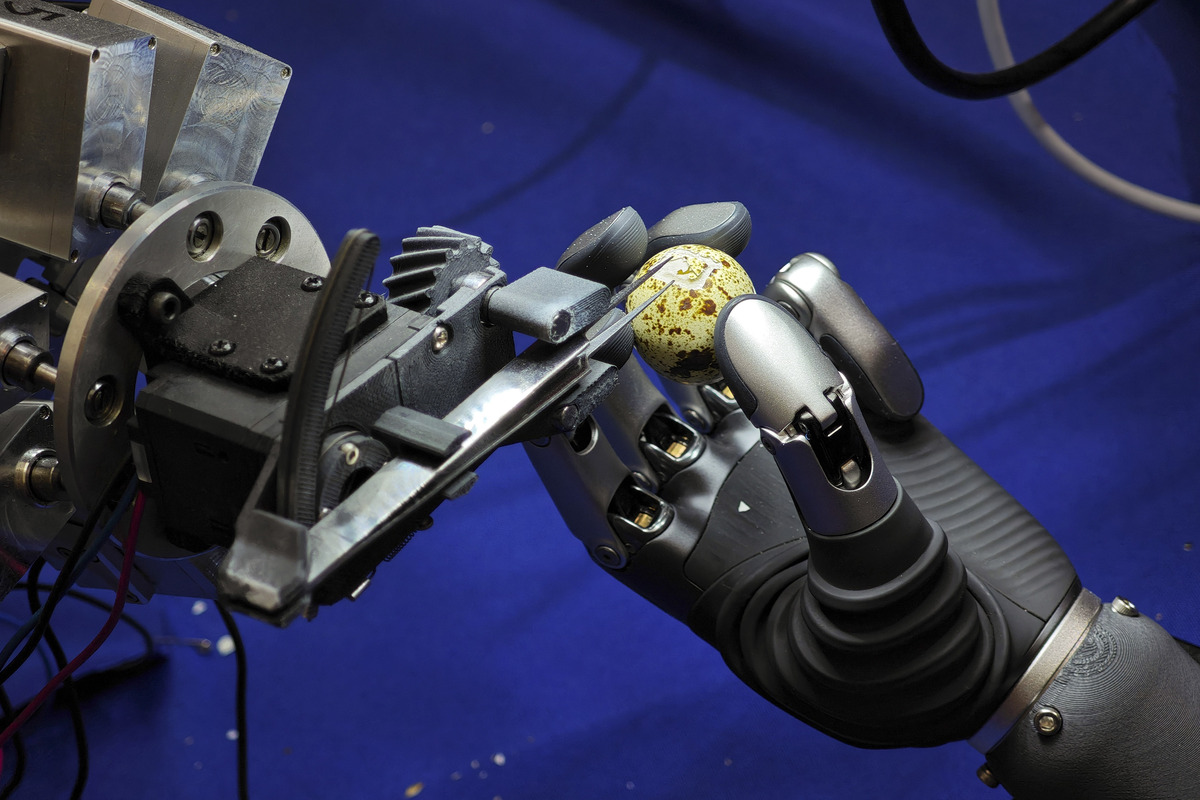 修改论文重复率：该机器人由多段连续结构、弹箦片以及直线电机组成。弹簧片贯穿整个多段连续结构通过单个直线电机向弹簧片施加驱动力使弹簧片发生弯曲从而使多段连续结构发生变形以此带动患者手指进行弯曲伸展康复训练运动如图2所示。同时采用弹簧片和多段连续结构使整个外骨骼手指功能康复机器人具有良好的柔顺性使得外骨骼机器人与人手指之间的相互作用更加安全并且设计的该机构可以直接将电机的直线运动转换为手指各关节的旋转