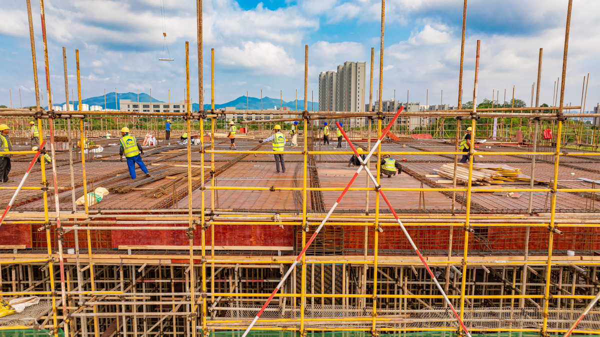 以下这段话如何换成另一种中文方式表达？作业前应认真检查模板、支撑等构件是否符合要求钢模板有无严重锈蚀或变形木模板及支撑材质是否合格。地面上的支模场地必须平整夯实并同时排除现场的不安全因素。模板工程作业高度在2m和2m以上时必须设置安全防护措施。操作人员登高必须走人行梯道严禁利用模板支撑攀登上下不得在墙顶、独立梁及其他高处狭窄而无防护的模板面上行走。模板的立柱顶撑必须设牢固的拉杆不得与门窗等不牢靠和