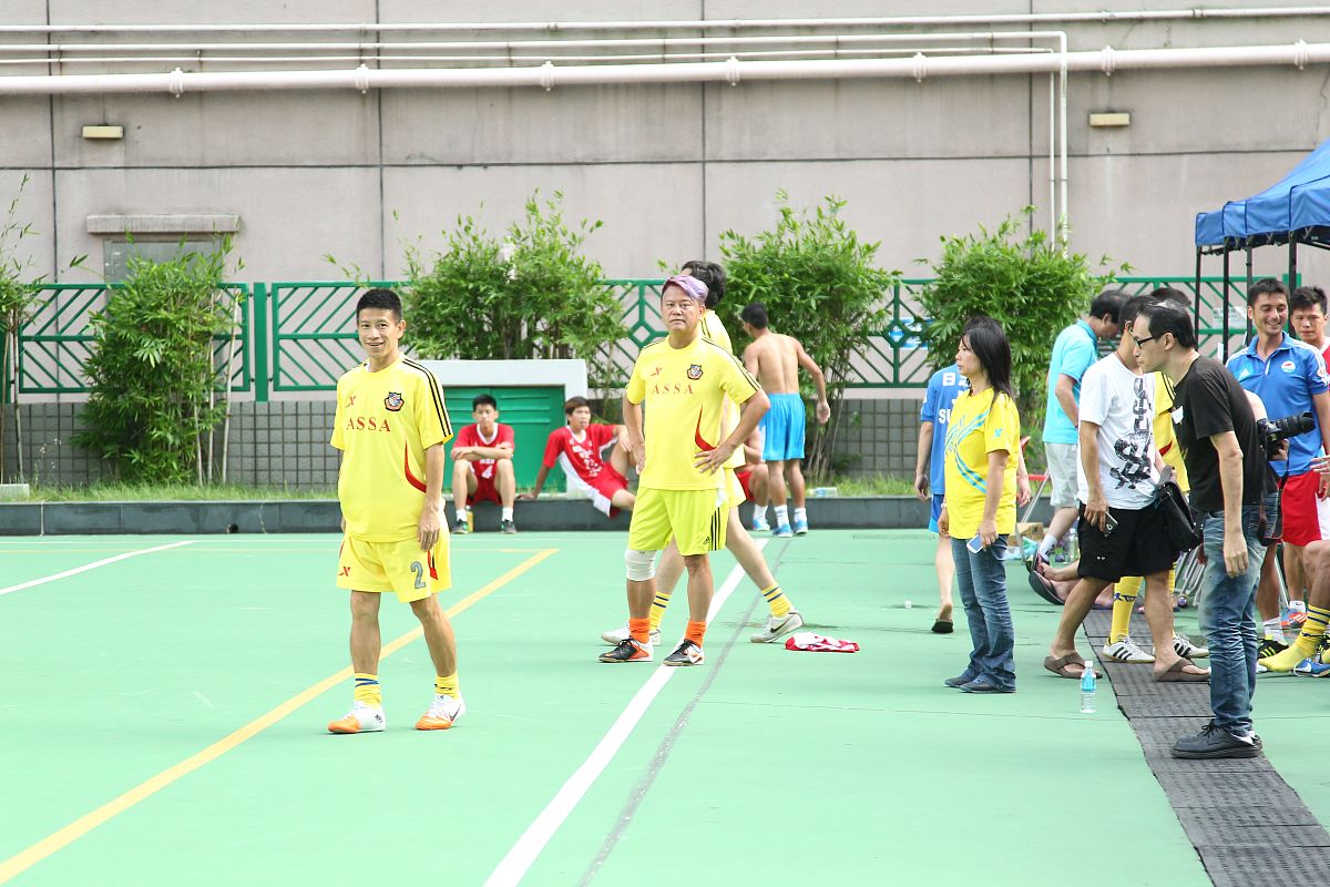 為以下句子想兩個四字成語的標題是次活動吸引了超過220000人士參與其中香港足毽錦標賽共有38支參賽隊伍是歷屆之最。比賽結果：男子單打冠軍李智鋒、女子單打冠軍盧慧鳴、男子雙打冠軍黃康程、柯鈞鎬、女子雙打冠軍陳靈彭、凱瑩團體冠軍則是香港二隊。此外市民可免費使用四類康樂設施包括羽毛球場、網球場、籃球場和公眾游泳池。全港十八區的指定體育館也提供多項免費康樂體育活動如健康講座、殘疾人士活動以及足毽同樂活動