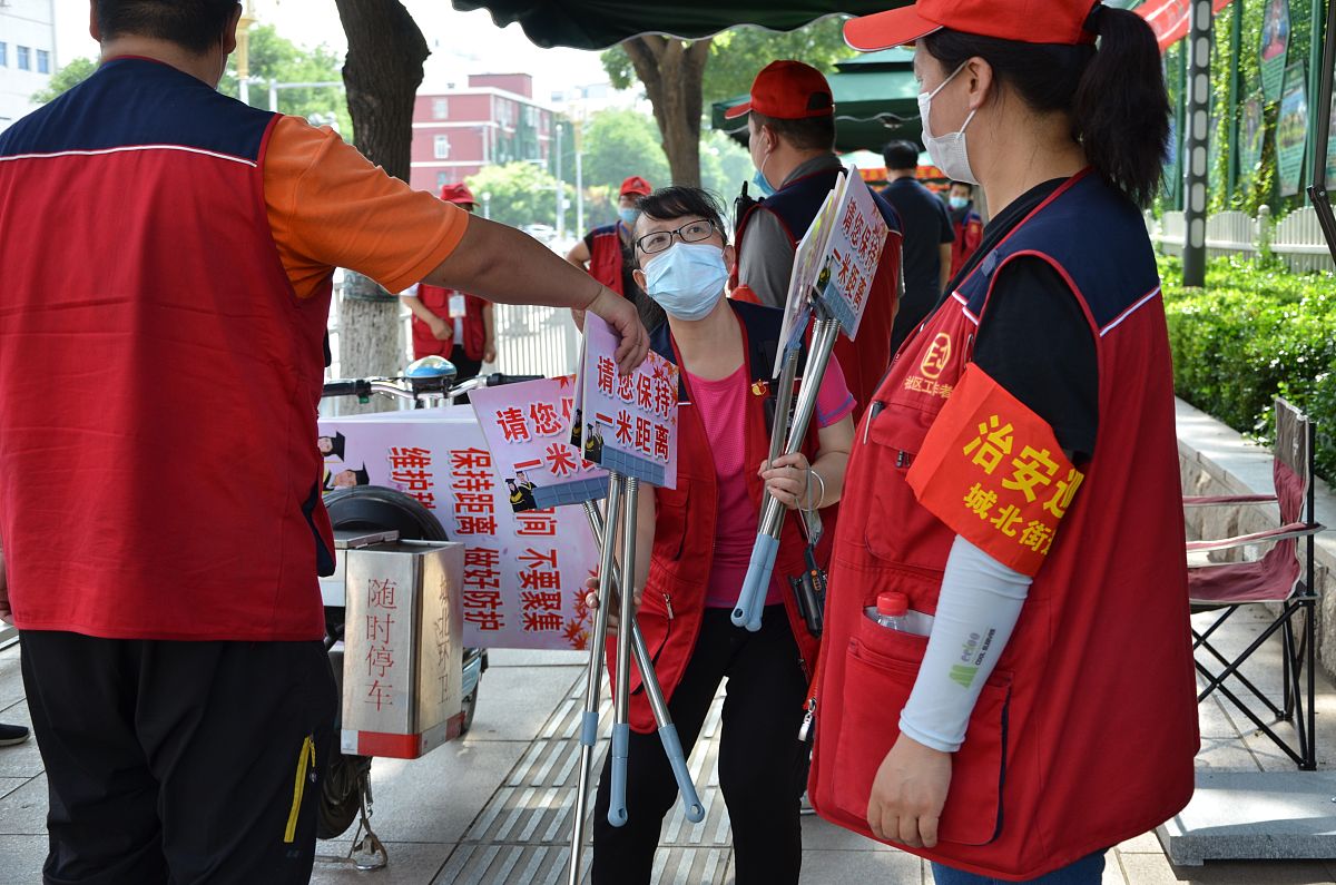 2020年7月6日,北京,社区工作者备战2020年高考.