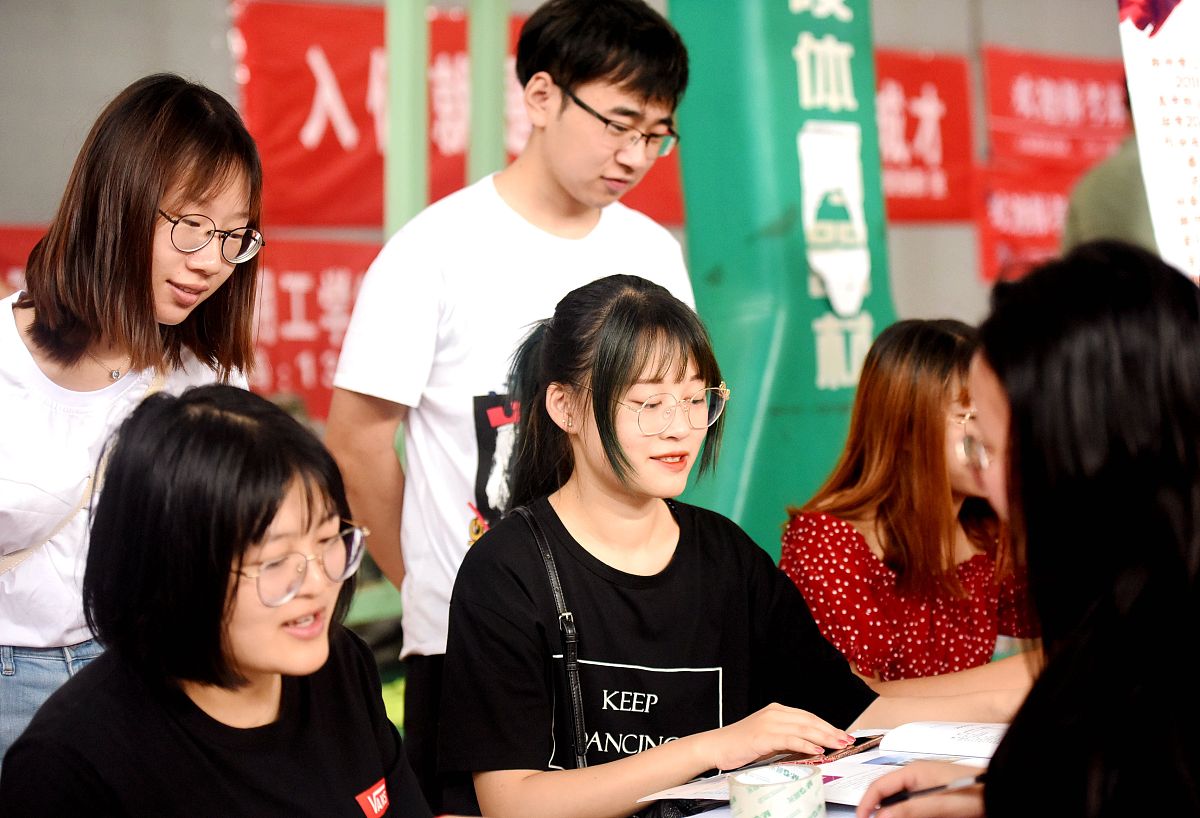 那他为什么要叫我丫头呢？对滴可以这样说。嘻嘻嘻我认为老师他叫我全身心投入到学习中去操心我的技能训练准备专升本是不是呢？好的我知道了。但是呢老师为什么要给我回个你说呢丫头？而我说了个叫马颖同学去老师为什么会夸赞我呢？我这么长时间以来还是第一次得到班主任的夸赞真的是不容易憨笑因为呢老师他要求严格所以有人在他心目中很少能叫他认可呢！嗯嗯对滴。醉翁之意不在酒么。好的好的。那你说我班的团支书那为什么要说那样