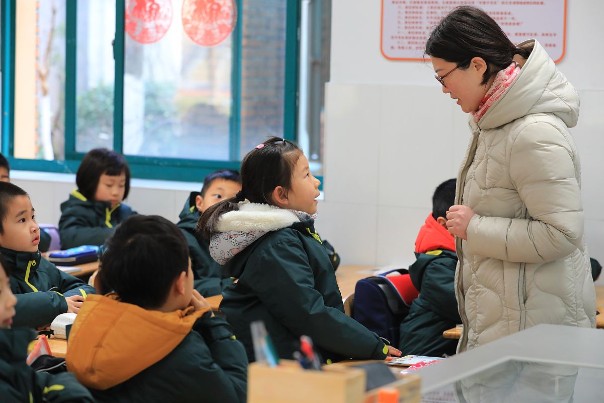 小学低年级班主任如何与家长进行有效沟通？