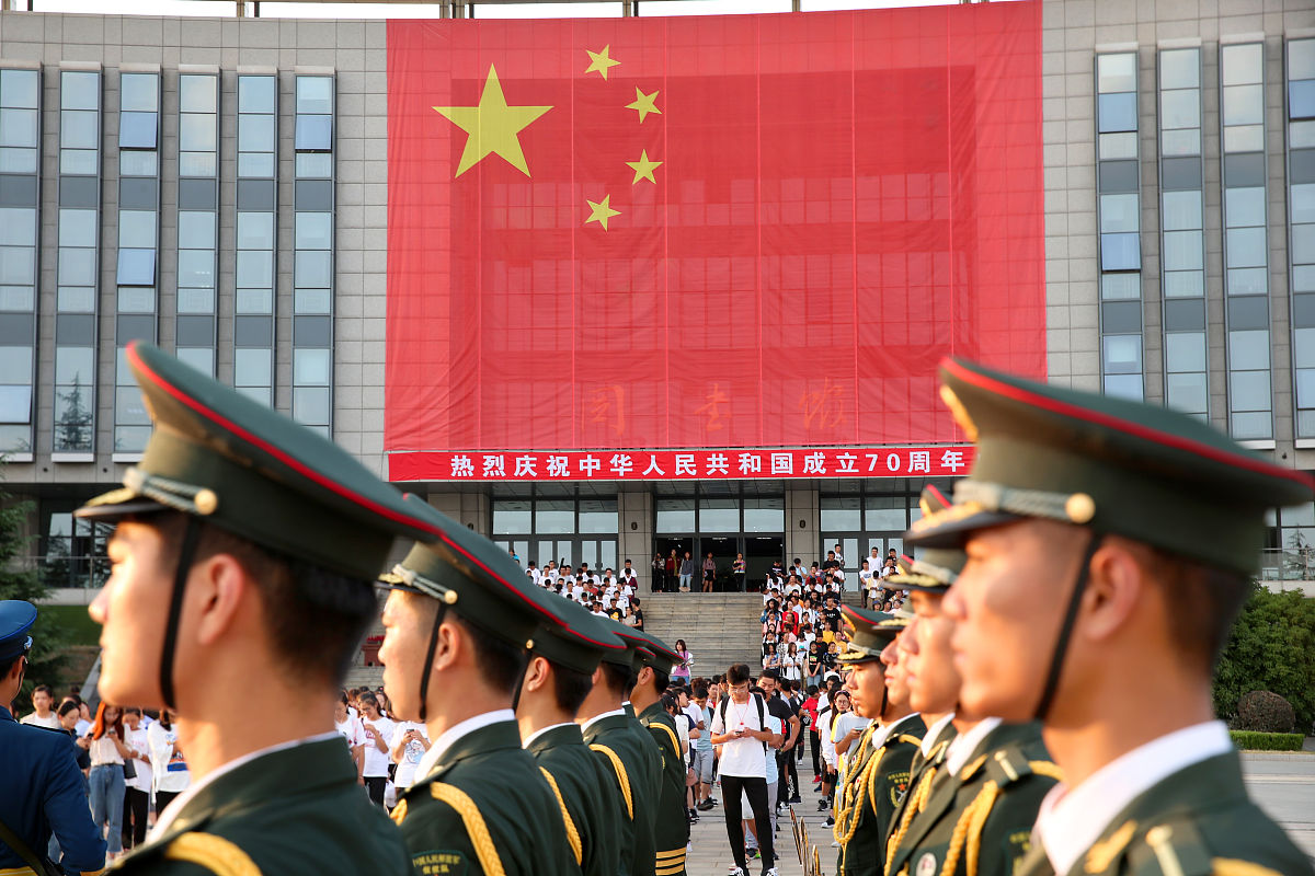 请你讲讲如何做一名爱国的优秀大学生并结合身边生活实际应该怎么做800字左右