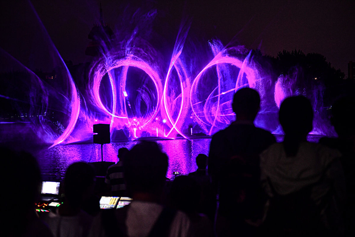 夜晚的智能泳池也很调皮炫光四射