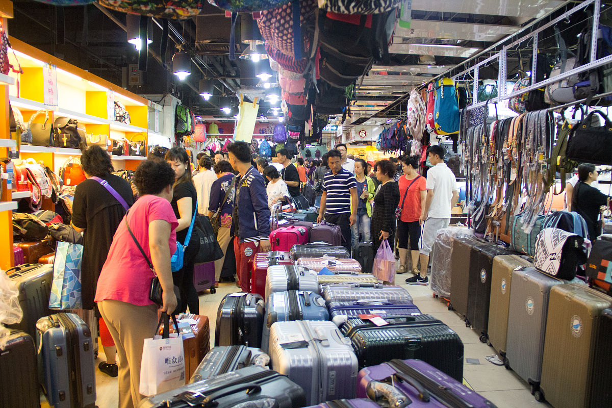 2017年8月31日,北京万通小商品批发市场,各个商家对部分商品进行最后