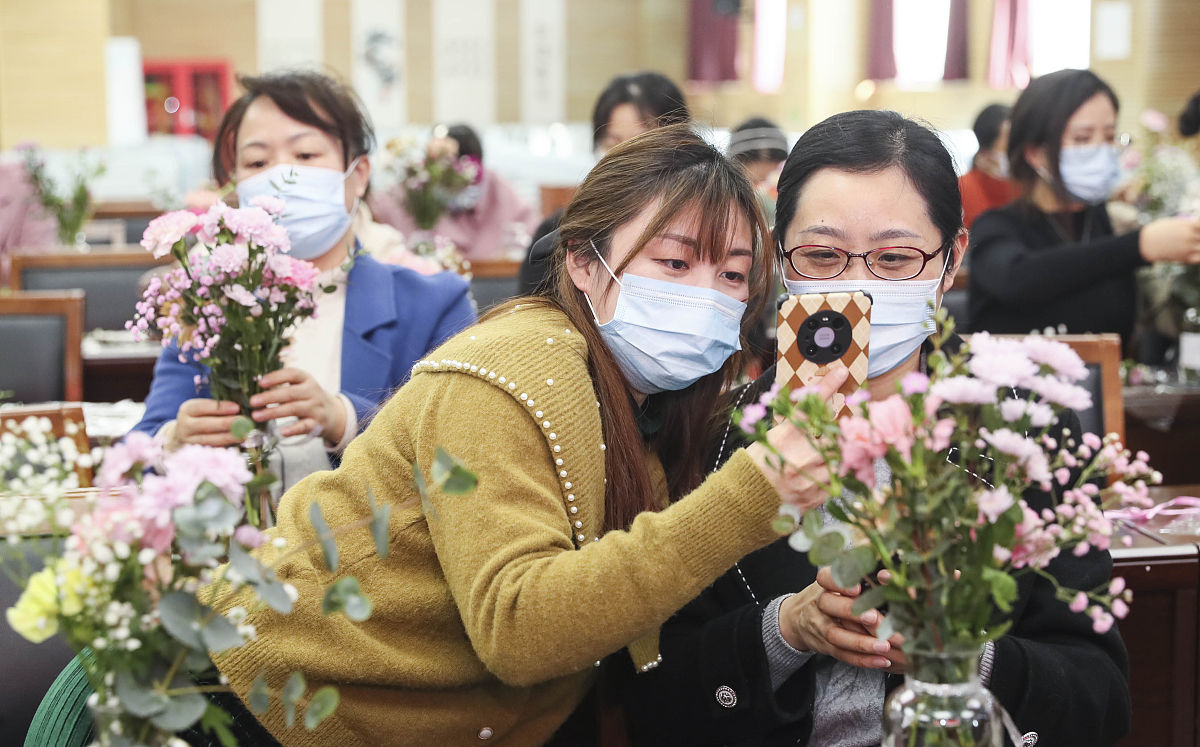 母亲节暖心之举：眼科医院插花活动，感恩母爱，关爱眼健康