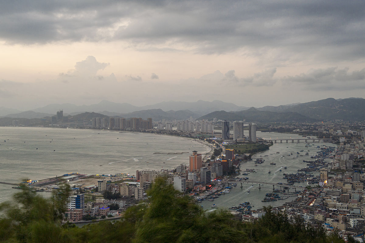 2020年10月5日,广东惠州,惠东县著名风景名胜区双月湾的楼盘和民居.