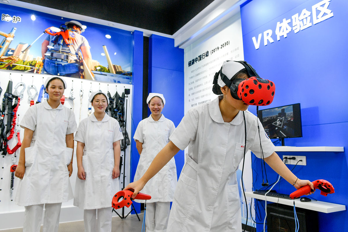 救护模拟训练场应有哪些设备和功能？