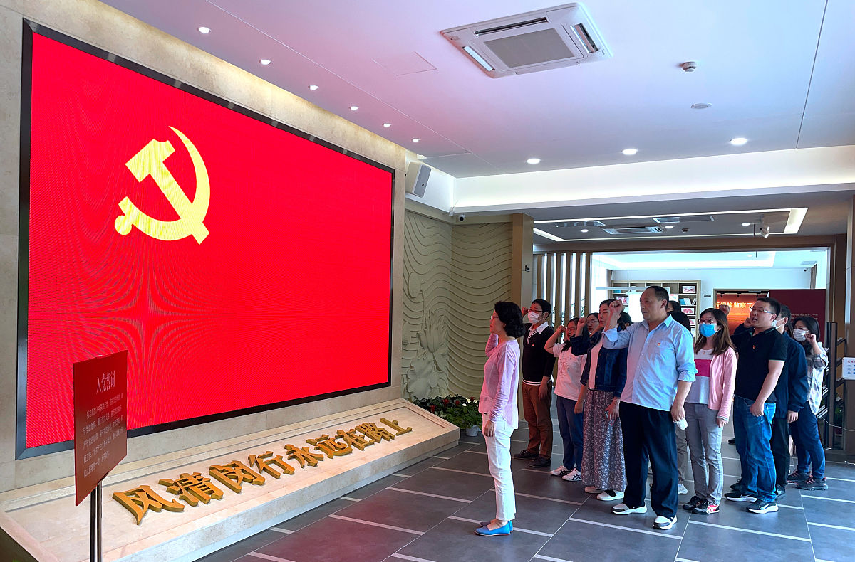 地方红色文化融入思政课，如何培养学生创新精神和实践能力？