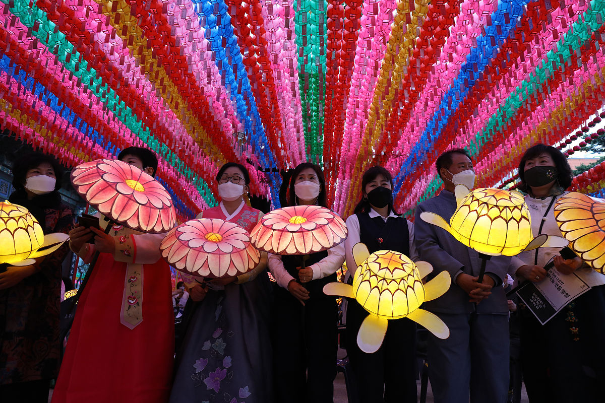 当地时间2021年5月6日,韩国首尔,佛诞节将至,僧侣与民众手持花灯迎接