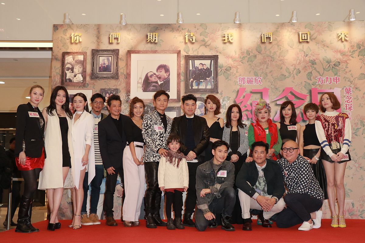 我在演艺圈混了三年仅仅积累了200多个粉丝爸妈逼我回家继承家里的古董店古董店价值2000万粉丝都惊呆了进家里后发现大部分东西都没了感觉遭贼了给老爸打电话他们出去旅游了帮我把这些字补充到500字