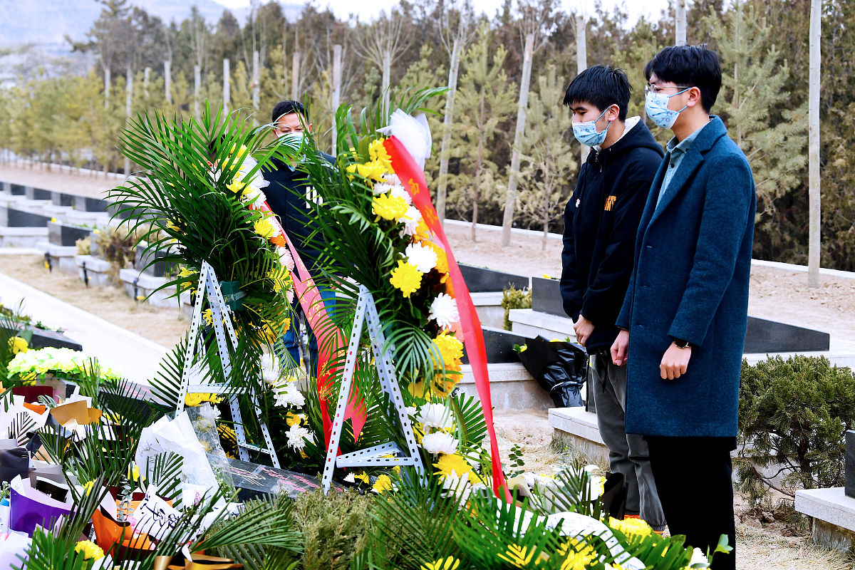 2021年2月22日,兰州,市民向"卫国戍边英雄"陈红军默哀悼念.