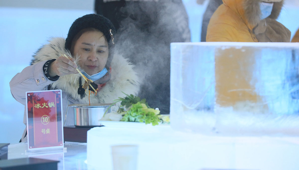 2021年1月1日,哈尔滨,最低气温达到-30℃,在冰雪大世界,冰屋子火锅开