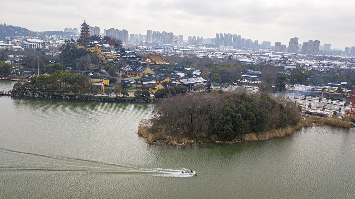 2022年2月8日,江苏镇江暴雪过后的天气放晴,金山寺展现出冬天别样的美