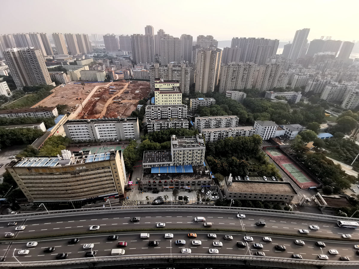 实际通视视距按照120米可以计算出一个车速；按照弯道半径R=250米可以计算出一个车速选择小的值作为限制车速使用。