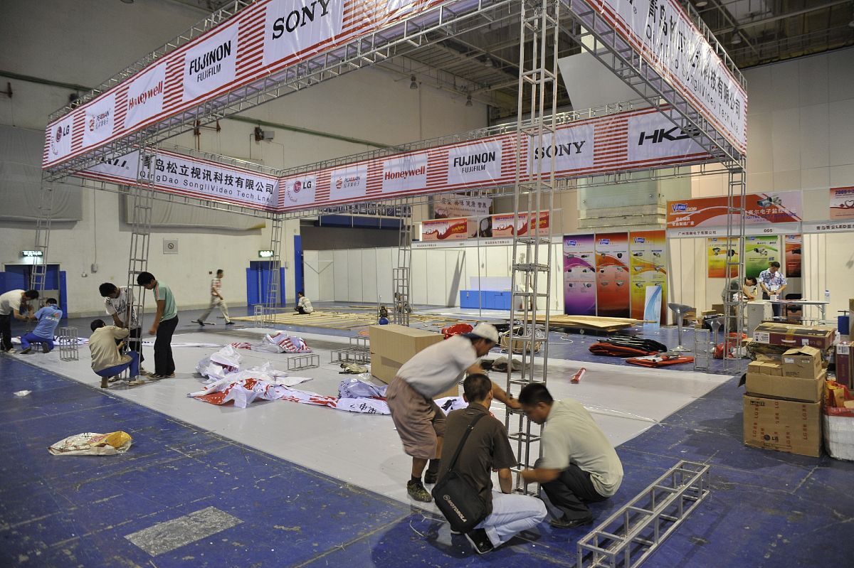 展会搭建布场人员工作累不