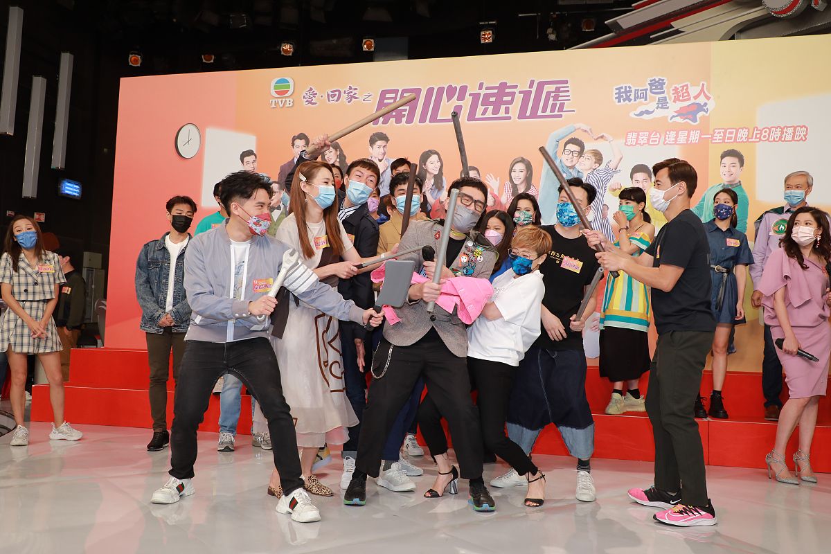 用以下内容写一篇一万字访谈逐字稿 1 你参与过哪些偶像的打榜应援活动你为什么要为他她打榜应援2 你经常参与打榜应援的榜单有哪些具体是怎么应援应援过程有什么感受3 你为偶像打榜应援频次是多少每次打榜应援会发花费多长时间4 你从哪些渠道获得打榜应援信息你有加入为偶像明星打榜应援的粉丝群吗在打榜应援数据粉丝群中你们的沟通交流多吗5 你参与打榜应援的钱都是从哪来的你觉得打榜应援的花费会让你有压力吗6 你有