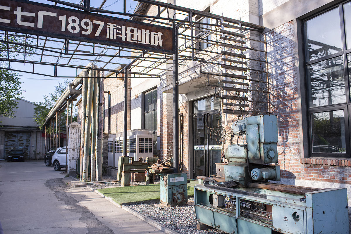 把这段话降重为10：该项目的更新中有三大特色一是对工业遗产实施分级分类保护利用对重点保护建筑由政府实施整体保护重点发挥其人文功能 ；对一般性保护建筑采取保护 + 利用解决方案引入市场主体实施功能再造和内容植入挖掘品牌、文化和经济价值。二是注重文创产业全产业链植入将工业遗产与影视艺术结合构建创作孵化 + 拍摄制作 + 教育培训 + 运营推广 + 文旅体验 影视艺术全产业链。三是工业遗产保护与新城建设