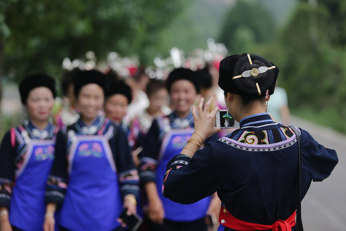 2016年5月12日,贵州,贵州兴义义龙试验区楼纳村开秧门活动,村民在留影