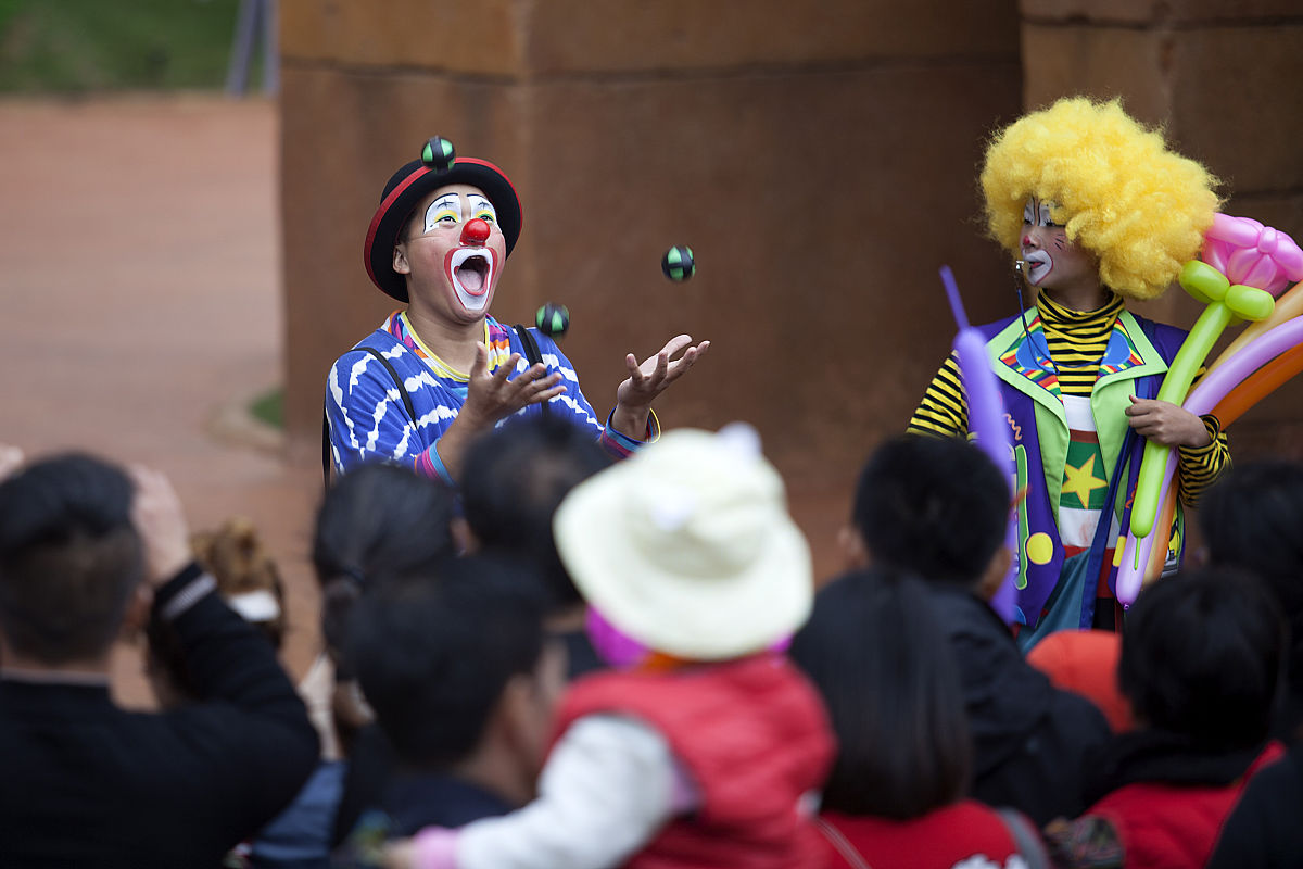 设计一个魔术所需的材料及相应的表演步骤？