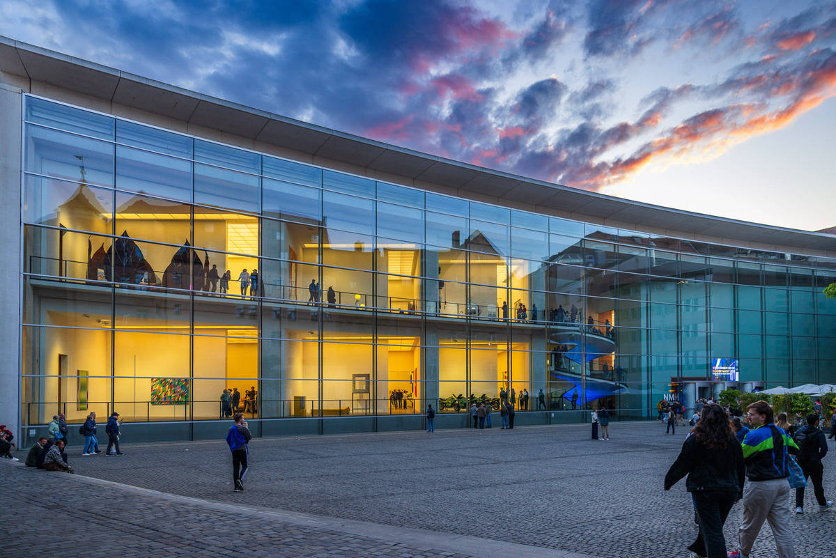 你现在是一个六年级学生请用英语选择一个公共场合写5-10句文明贴士小作文