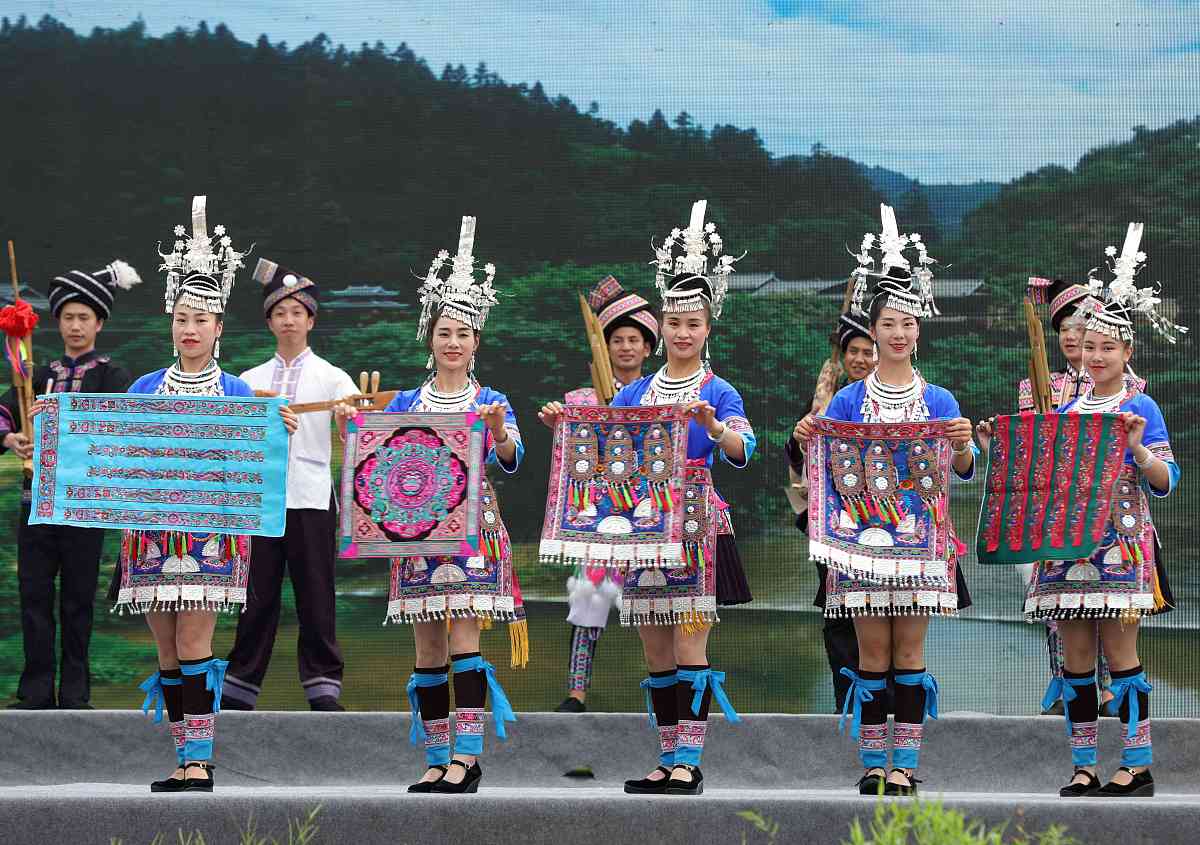 2020年6月22日,广西柳州,演员们在三江侗族自治县县城多耶广场展示侗