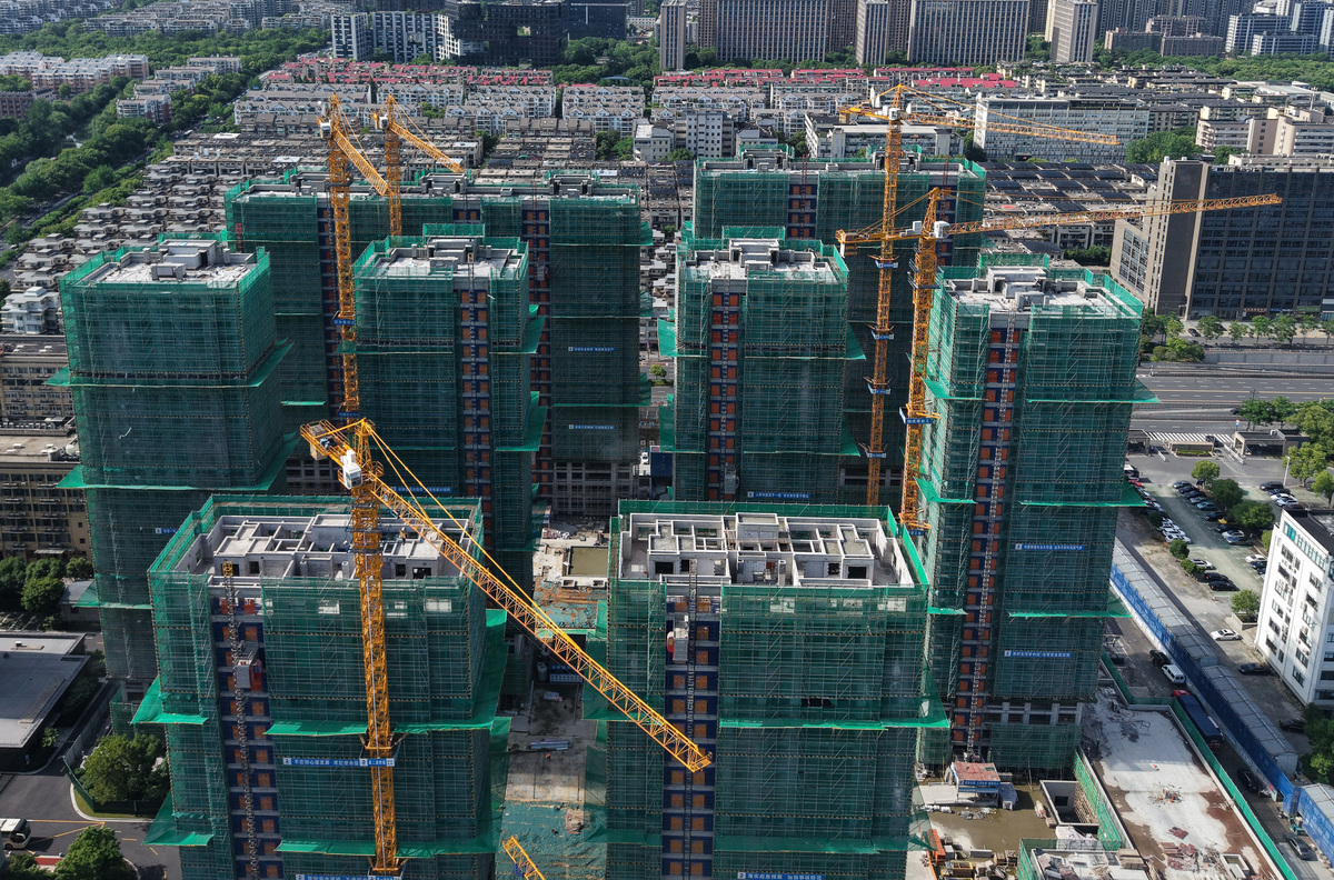 你正在撰写论文港务区绿地国港新里城二期房建项目施工现场安全控制技术应用研究请论述这一研究主题的研究背景写成一段话格式不少于500字。