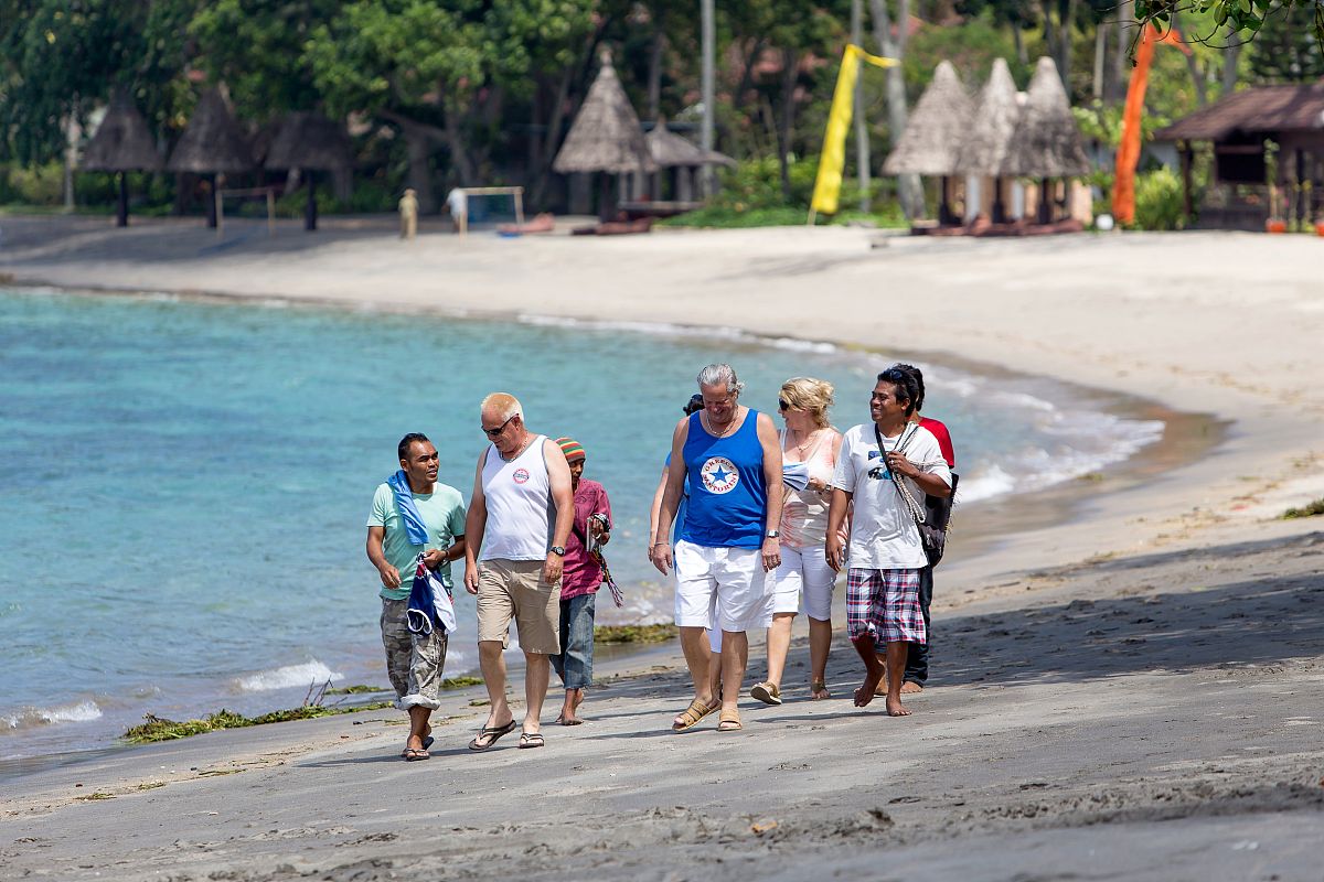 Funny Beach Mishap: A 30-Second Travel Tale
