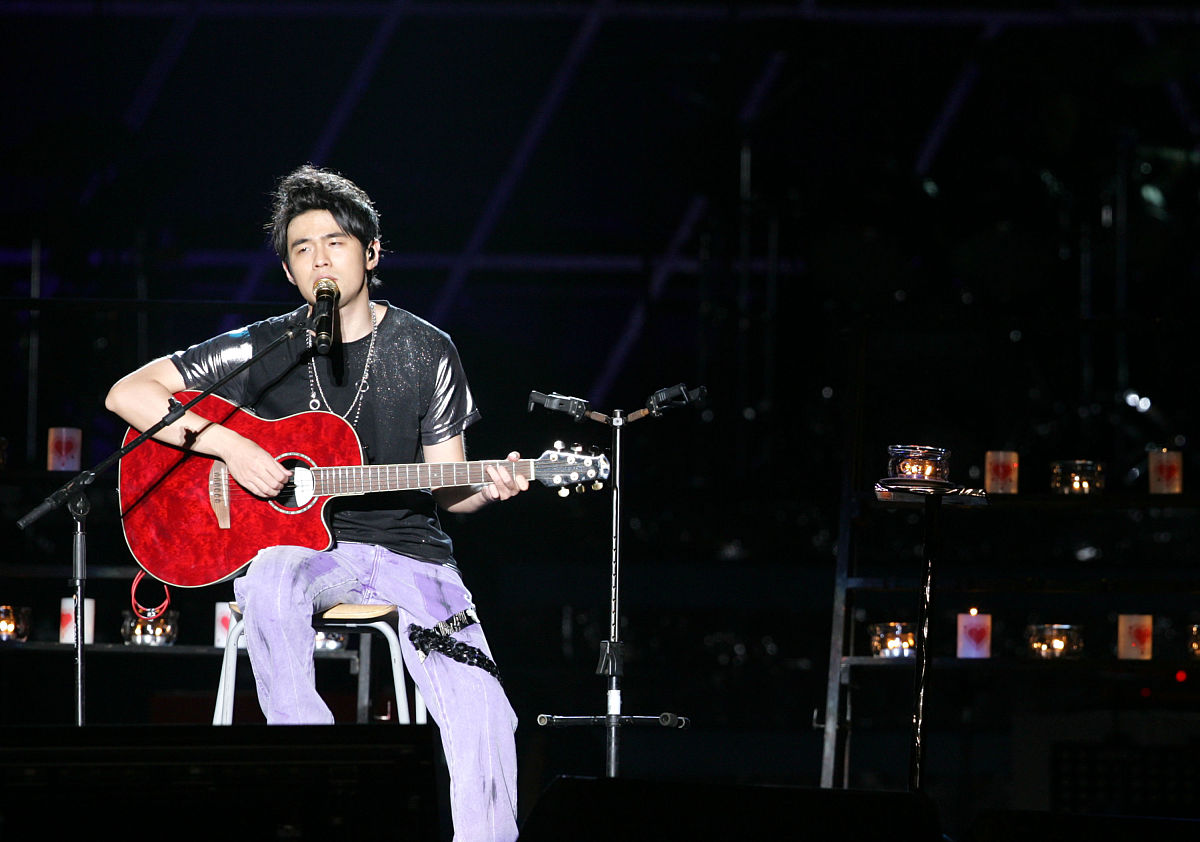 以重庆为主题写一首歌曲模仿周杰伦的《花海》