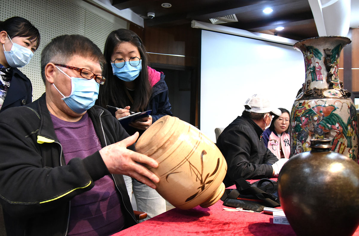 2021年5月18日,江苏连云港市博物馆,文物鉴定专家在为市民免费鉴宝.