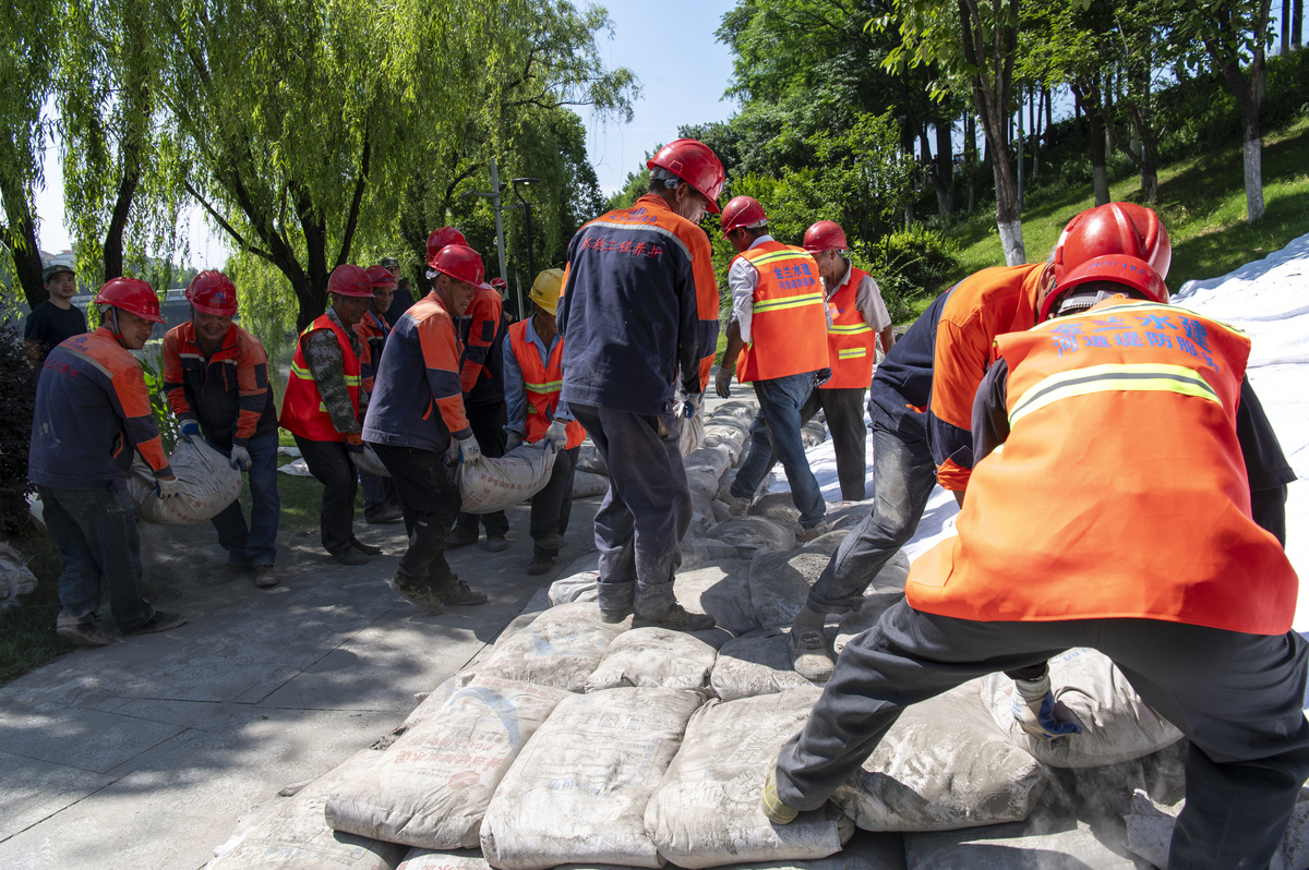 抢险成功后的笑容：英雄们脸上洋溢的幸福与自豪