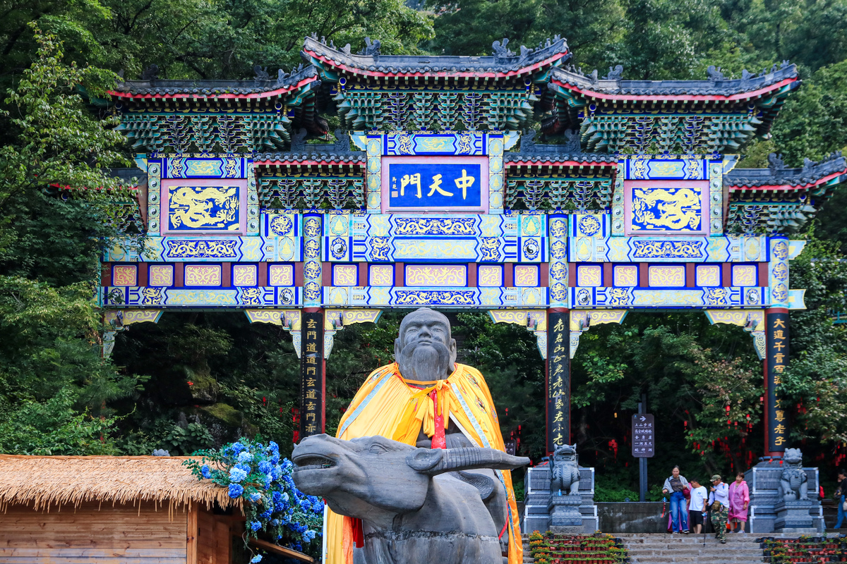 江西三清山风景区有庙吗 有。其中比较有名的是玉清宫、上清宫、中清宫三座道教宫观帮我用180字详细描述