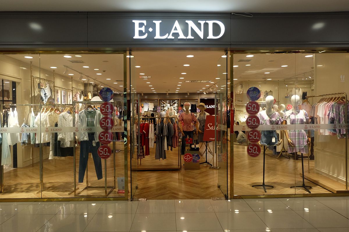 2019年6月29日,上海,中环百联,衣恋e.land服装品牌店.