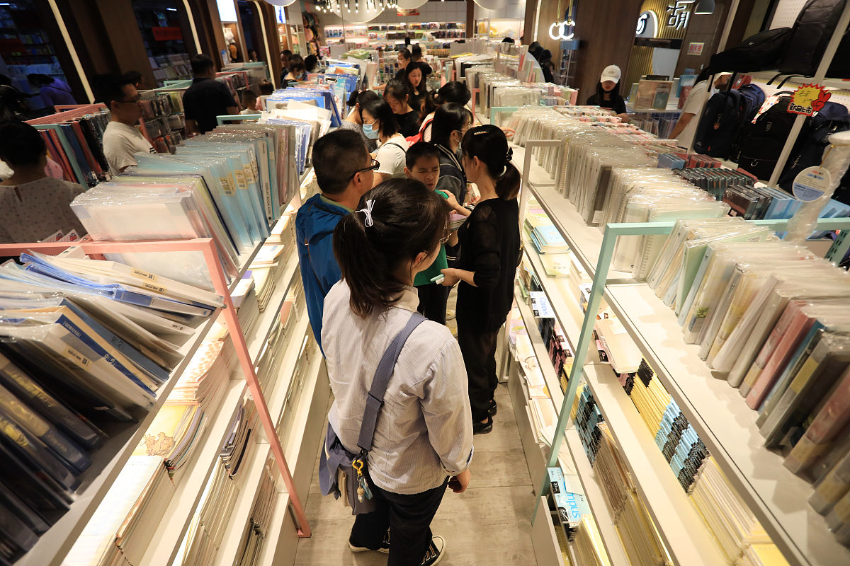 2020年8月29日,江苏淮安,市民在书店选购图书和学习用品.